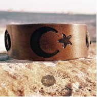 Ay Yıldız Baskılı Tek Tokalı Deri Bileklik Modelimiz - Kolye Hediyeli - BK016 Ay Yıldız Baskılı Tek Tokalı Deri Bileklik Modelimiz - Kolye Hediyeli - BK016